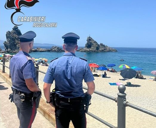 Palmi, due Carabinieri fuori servizio salvano due ragazze in mare: la più grande è in coma farmacologico