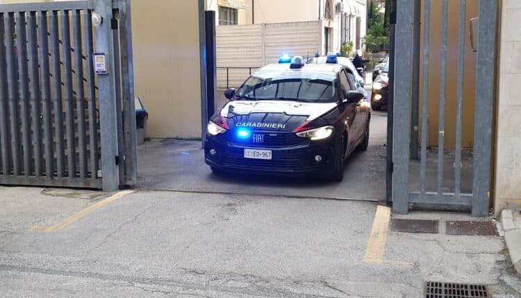Pescara: tentata rapina a mano armata in centro, identificati un 20enne e un minorenne.