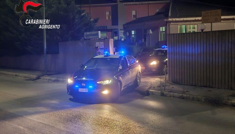 Rissa violenta a sfondo razziale sulla spiaggia di Porto Palo: 9 giovani ai domiciliari per l'accoltellamento di un coetaneo