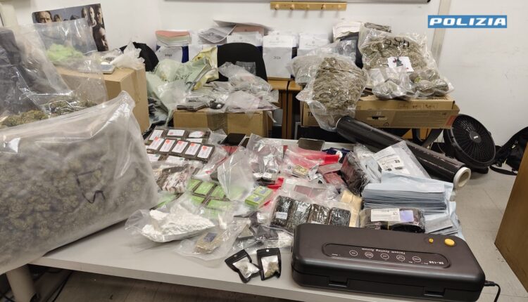 Genova: abitazione trasformata in centrale di spaccio, due arresti, sequestrati circa 20 kg di droga.