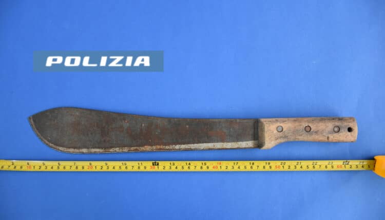 Fermo, uomo armato di machete nei pressi di un parco giochi: sequestrata l’arma