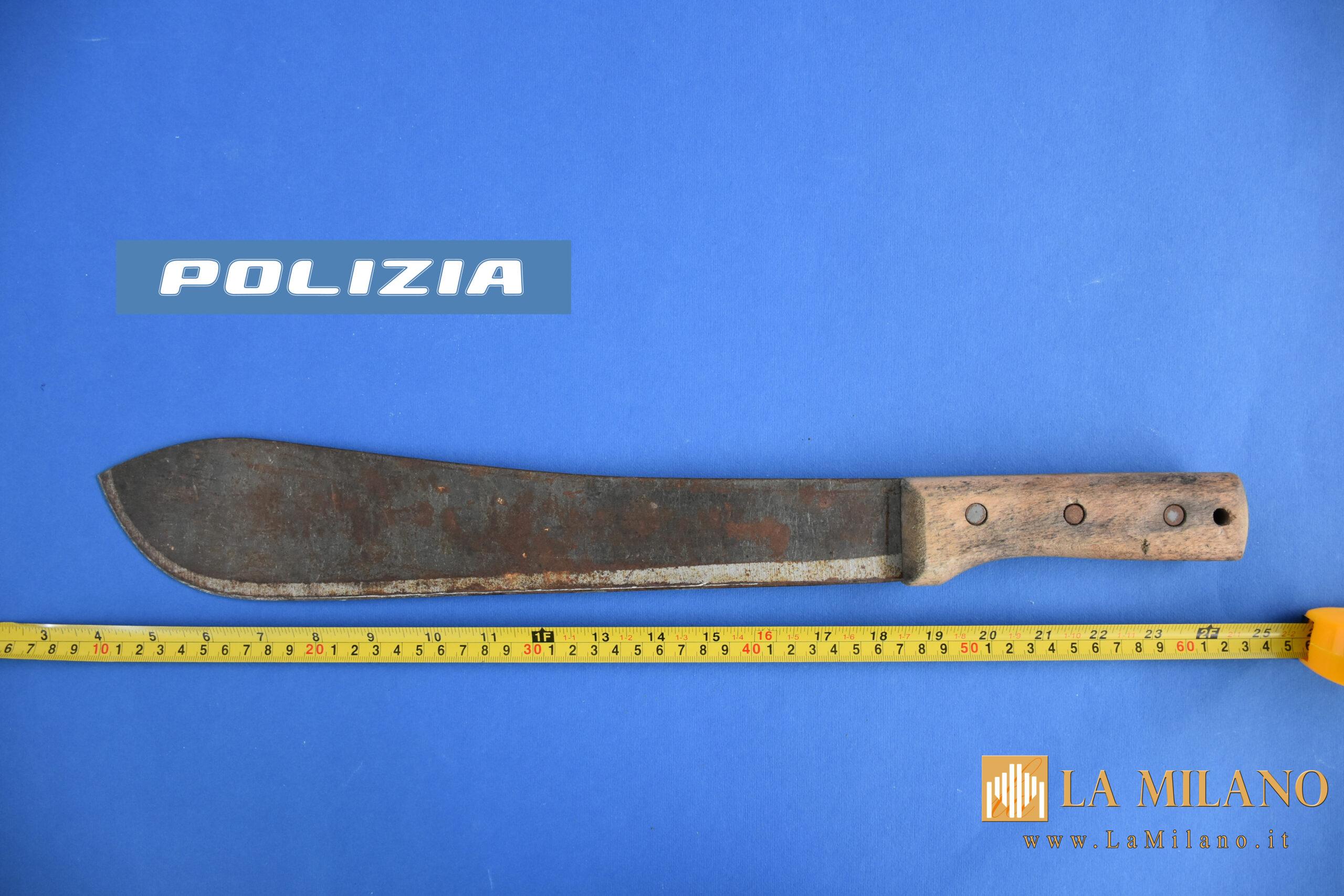 Fermo, uomo armato di machete nei pressi di un parco giochi: sequestrata l’arma