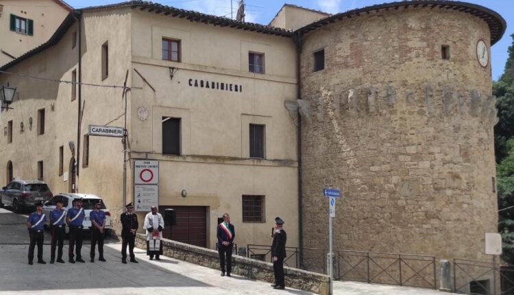 Cetona, ritrova la sua storia: Riposizionata la storica scritta del 1860 “CARABINIERI” sulla facciata della caserma