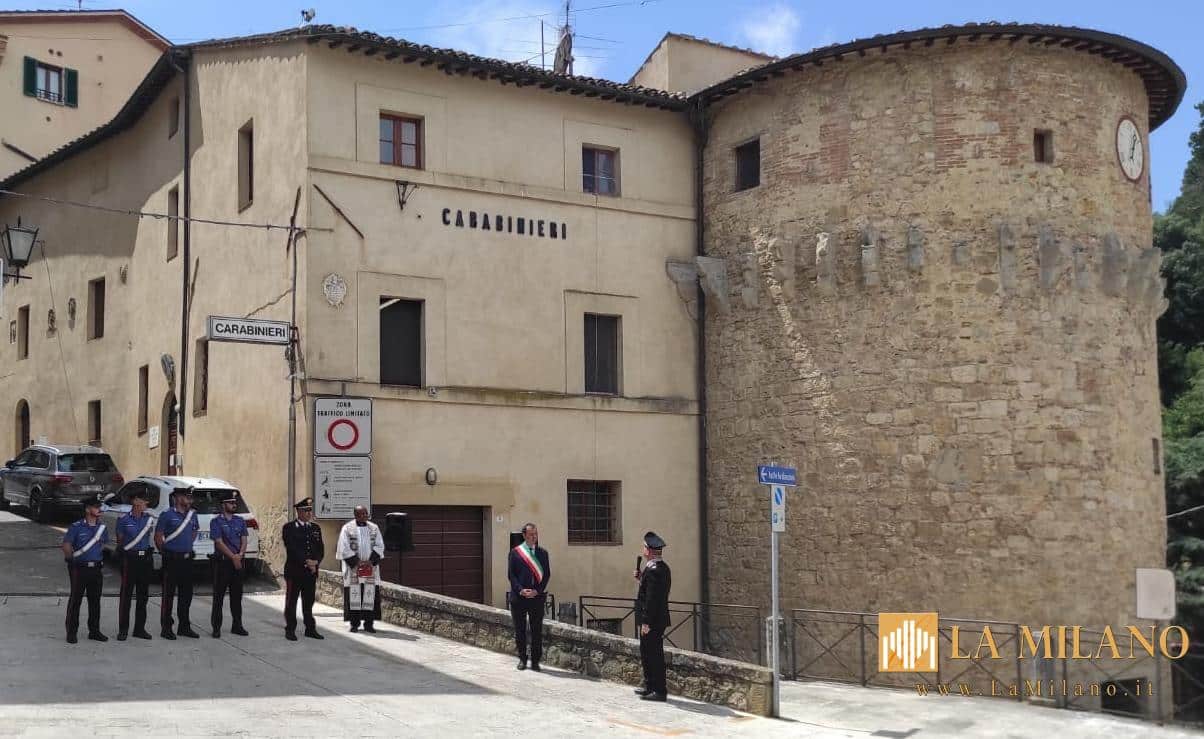 Cetona, ritrova la sua storia: Riposizionata la storica scritta del 1860 “CARABINIERI” sulla facciata della caserma