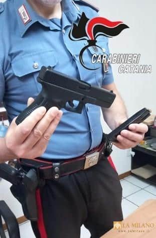 Una lite condominiale culmina con la minaccia di una pistola: denunciato un 44enne