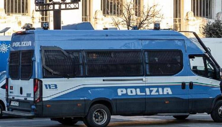 Nella prima mattinata del 2 luglio, gli agenti della Polizia Ferroviaria di Milano, con la collaborazione della Divisione Sirene del Servizio di Cooperazione Internazionale di Polizia, che ha attivato il FAST Italia (Fugitive Active Search Team), hanno arrestato un cittadino francese di 31 anni ricercato dalle autorità del proprio Paese per duplice omicidio. I poliziotti, durante il servizio di vigilanza all'esterno della stazione di Milano Centrale, hanno notato un uomo riverso a terra in Piazza Duca D'Aosta. Gli agenti si sono avvicinati e, notando la somiglianza del predetto con un soggetto ricercato per duplice omicidio in Francia, di cui erano state diramate recentemente le ricerche, hanno approfondito gli accertamenti. Nell'occasione, il controllato ha mostrato una tessera rilasciata da un Istituto di assistenza ai bisognosi con generalità false. Non convinti della veridicità dei dati riportati sulla stessa, gli operatori lo hanno accompagnato in ufficio, effettuando il controllo in AFIS, da cui è emerso il collegamento delle impronte con quelle del ricercato. Gli accertamenti specialistici dattiloscopici della Polizia Scientifica hanno confermato come il fermato fosse la stessa persona destinataria del mandato di cattura europeo per il reato di duplice omicidio della madre e del fratello, commessi ad Argenteuil, in Francia, in data 22.06.2025. Al termine delle formalità di rito, al soggetto è stato contestato il reato di sostituzione di persona e successivamente è stato associato al Carcere S. Vittore di Milano e messo a disposizione della Corte d'Appello di Milano.