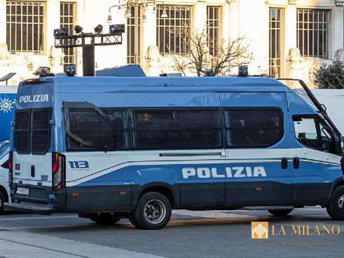 Nella prima mattinata del 2 luglio, gli agenti della Polizia Ferroviaria di Milano, con la collaborazione della Divisione Sirene del Servizio di Cooperazione Internazionale di Polizia, che ha attivato il FAST Italia (Fugitive Active Search Team), hanno arrestato un cittadino francese di 31 anni ricercato dalle autorità del proprio Paese per duplice omicidio. I poliziotti, durante il servizio di vigilanza all'esterno della stazione di Milano Centrale, hanno notato un uomo riverso a terra in Piazza Duca D'Aosta. Gli agenti si sono avvicinati e, notando la somiglianza del predetto con un soggetto ricercato per duplice omicidio in Francia, di cui erano state diramate recentemente le ricerche, hanno approfondito gli accertamenti. Nell'occasione, il controllato ha mostrato una tessera rilasciata da un Istituto di assistenza ai bisognosi con generalità false. Non convinti della veridicità dei dati riportati sulla stessa, gli operatori lo hanno accompagnato in ufficio, effettuando il controllo in AFIS, da cui è emerso il collegamento delle impronte con quelle del ricercato. Gli accertamenti specialistici dattiloscopici della Polizia Scientifica hanno confermato come il fermato fosse la stessa persona destinataria del mandato di cattura europeo per il reato di duplice omicidio della madre e del fratello, commessi ad Argenteuil, in Francia, in data 22.06.2025. Al termine delle formalità di rito, al soggetto è stato contestato il reato di sostituzione di persona e successivamente è stato associato al Carcere S. Vittore di Milano e messo a disposizione della Corte d'Appello di Milano.