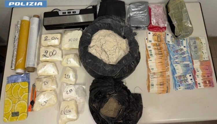 Milano, sperona auto della Polizia e fugge arrestati tre spacciatori, sequestrati oltre 10 kg di droga e 8.700 euro in contanti