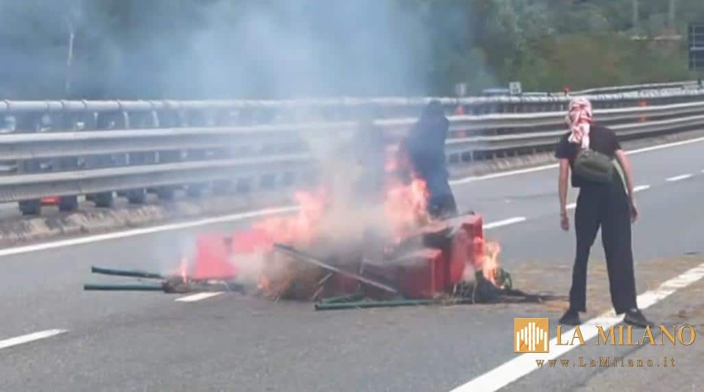 Val di Susa, scontri No Tav: autostrada occupata e bombe carta. Meloni: "Atti vergognosi, saranno puniti con fermezza"