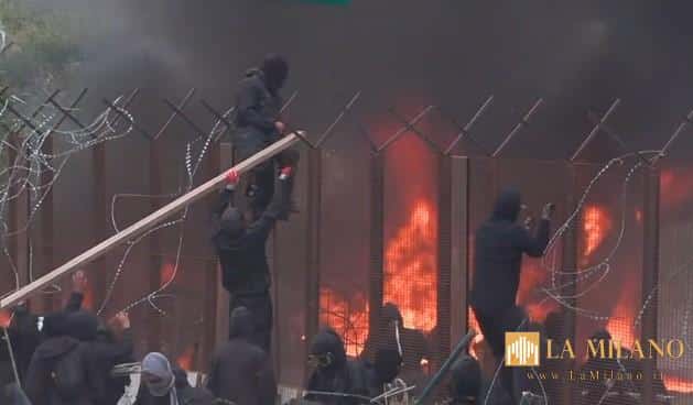 Val di Susa, scontri No Tav: autostrada occupata e bombe carta. Meloni: "Atti vergognosi, saranno puniti con fermezza"