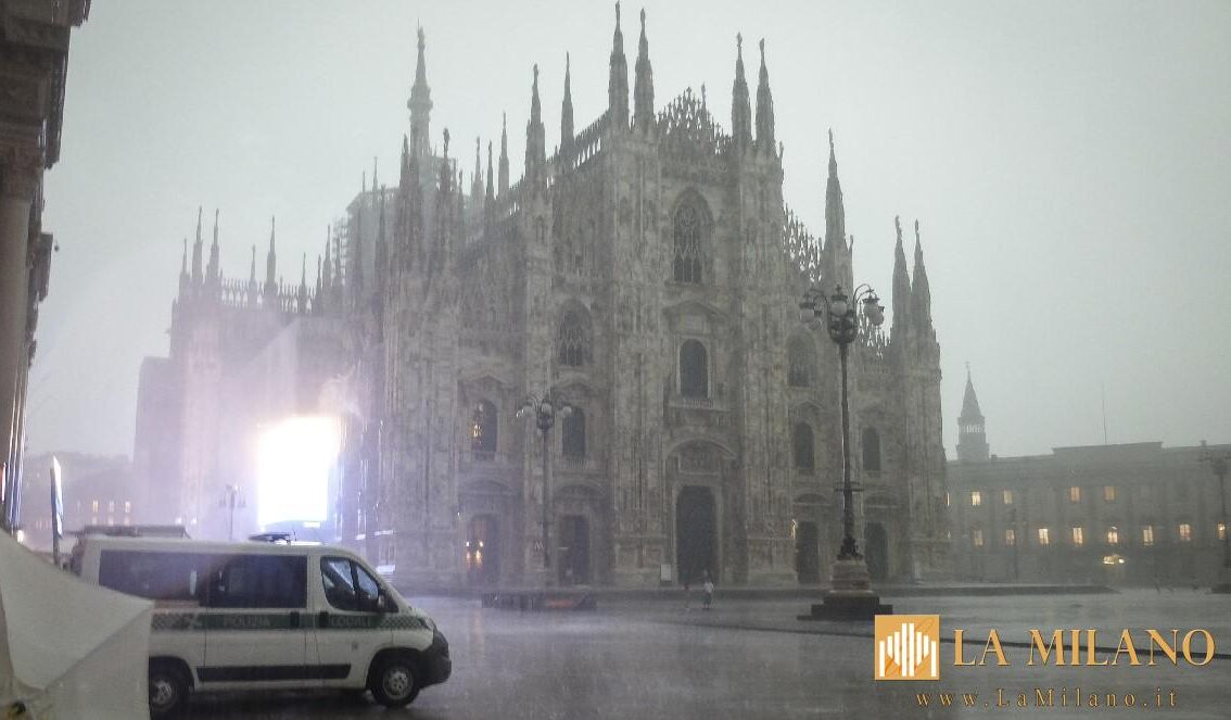 Maltempo al Nord: donna muore travolta da un albero nel Milanese. Due feriti. Caldo estremo al Sud