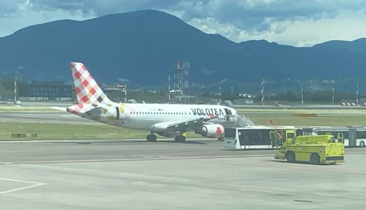 Orio al Serio, tragedia sulla pista: uomo muore risucchiato dal motore di un aereo Volotea