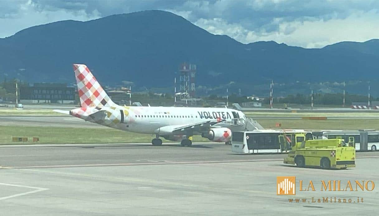 Orio al Serio, tragedia sulla pista: uomo muore risucchiato dal motore di un aereo Volotea