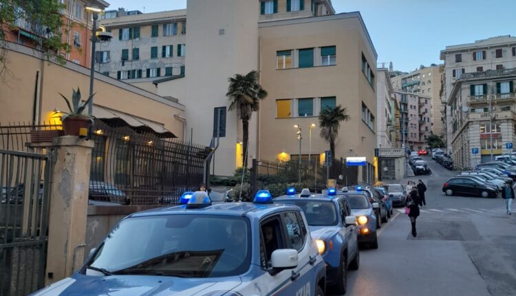 Genova, perde i sensi in casa allagata: la Polizia scopre un deposito di droga e lo arresta