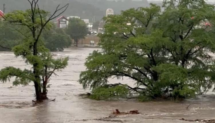 Alluvione in Texas: 24 morti e bambini dispersi a Kerr County, fiume Guadalupe in piena