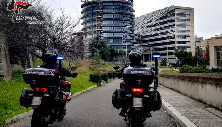 Reggio Calabria, notte di violenza in casa donna accoltellata e neonata ferita. Arrestato l’aggressore