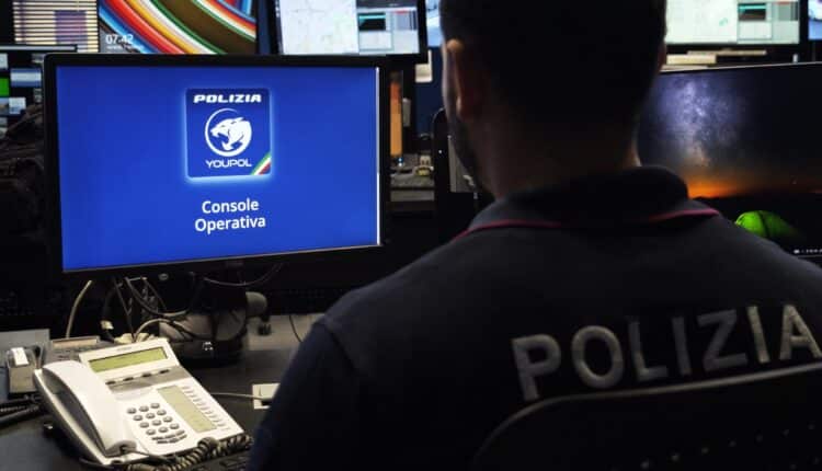 Roma, segnalazione anonima sull’app YouPol salva una bambina di 9 anni viveva tra rifiuti e droga. Due arresti