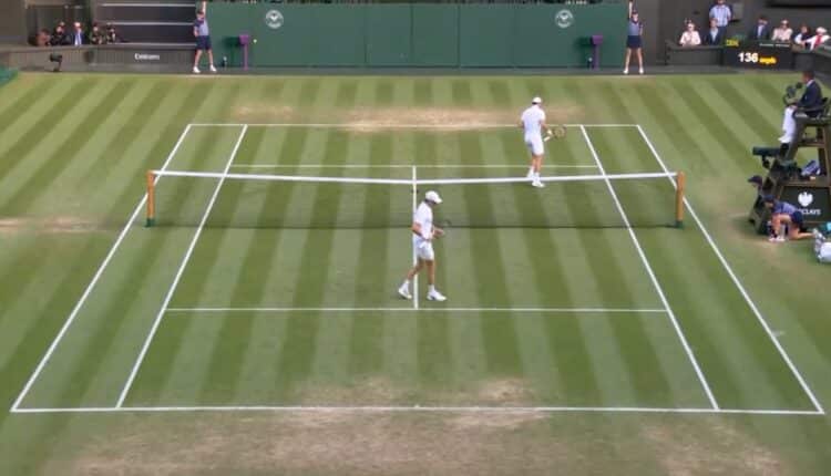 Wimbledon: Dimitrov costretto al ritiro sul 2-0, Sinner passa ai quarti senza vincere un set