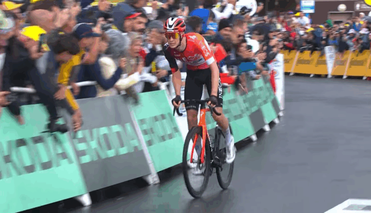 Tour de France: Arensman trionfa a La Plagne, Vingegaard precede Pogacar