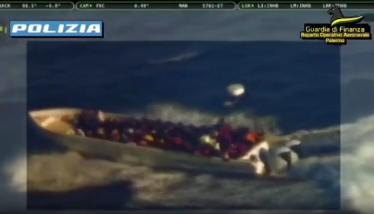 Migranti, scafista arrestato a Lampedusa: 70 persone stipate su una barca di 10 metri