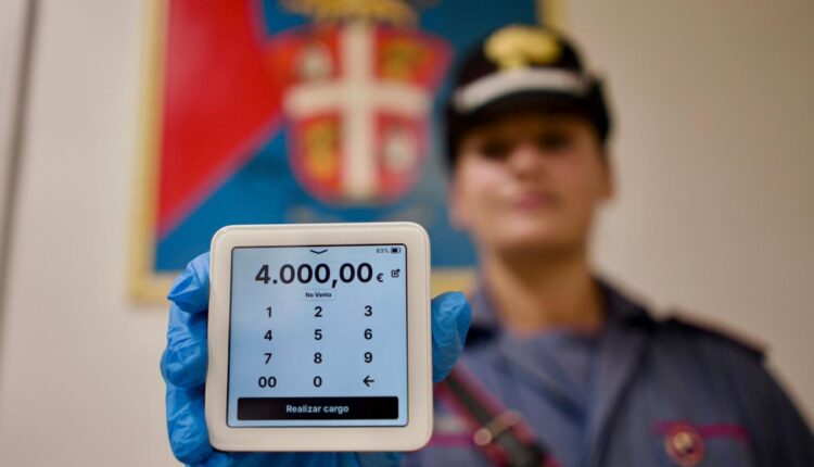 Sorrento, pickpocketing 2.0: Arrestata 36enne con POS pirata