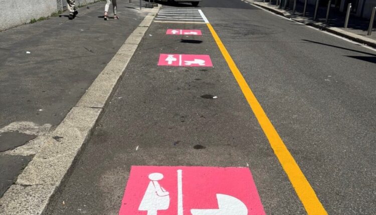 Milano, arrivano gli stalli rosa: Parcheggi riservati per donne incinte e genitori con bimbi fino a 2 anni