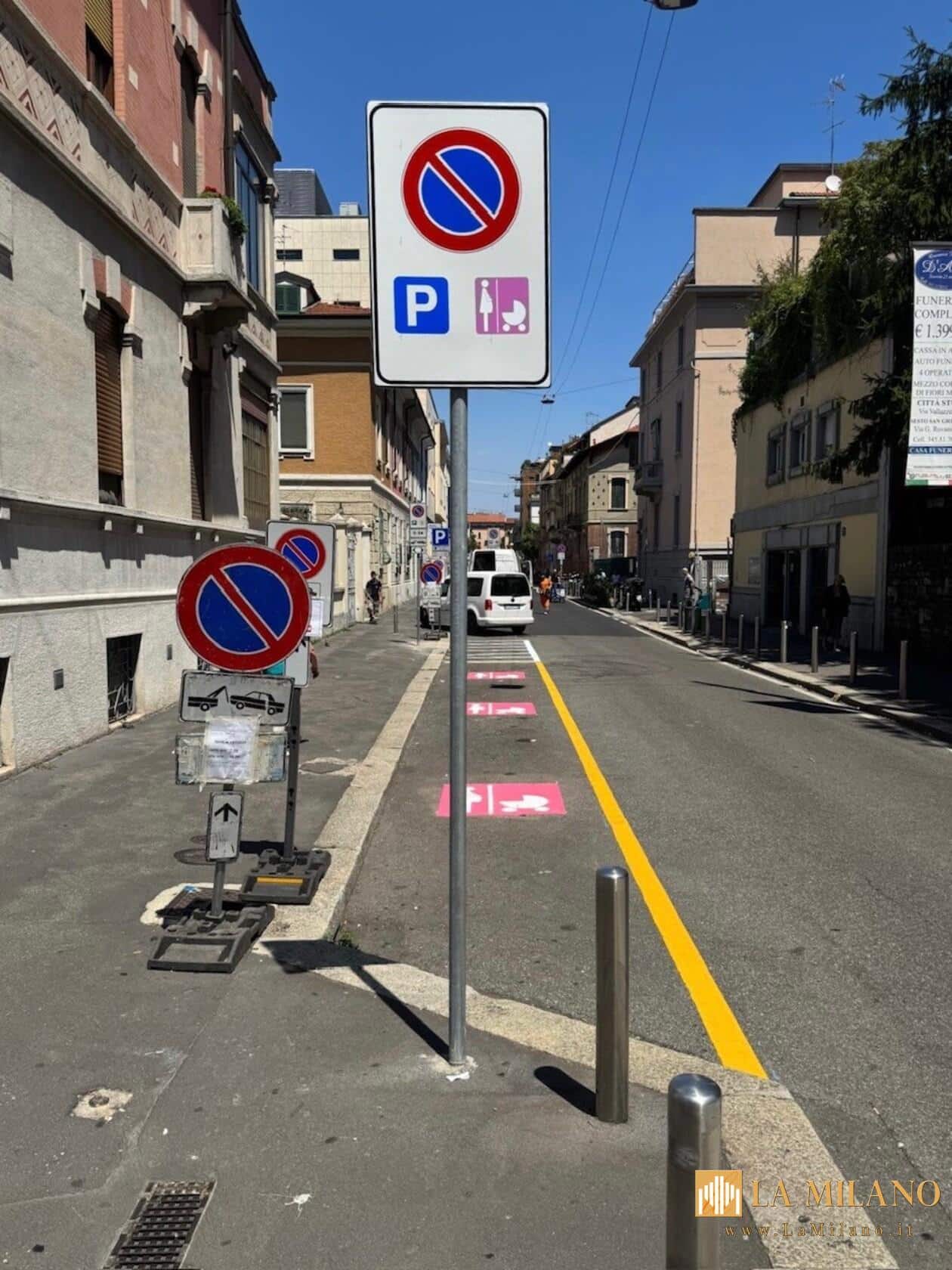 Milano, arrivano gli stalli rosa: Parcheggi riservati per donne incinte e genitori con bimbi fino a 2 anni