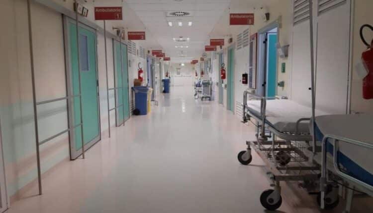 Aggredisce una coordinatrice sanitaria al C.T.O. di Napoli: denunciata una 48enne