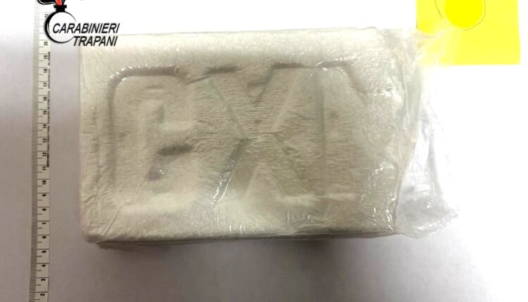 Operazione antidroga a Trapani: 5 arresti, sequestrati crack, un chilo di cocaina nascosto in cucina e 25.000 euro