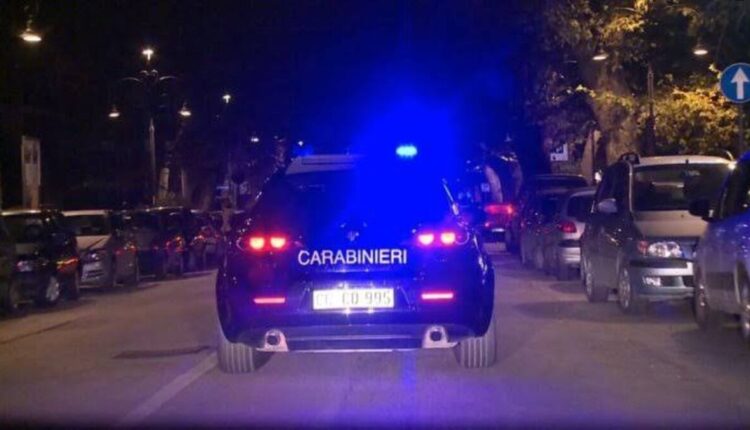 Firenze, tentano furto in un negozio ed aggrediscono il vigilante: Arrestate due giovani