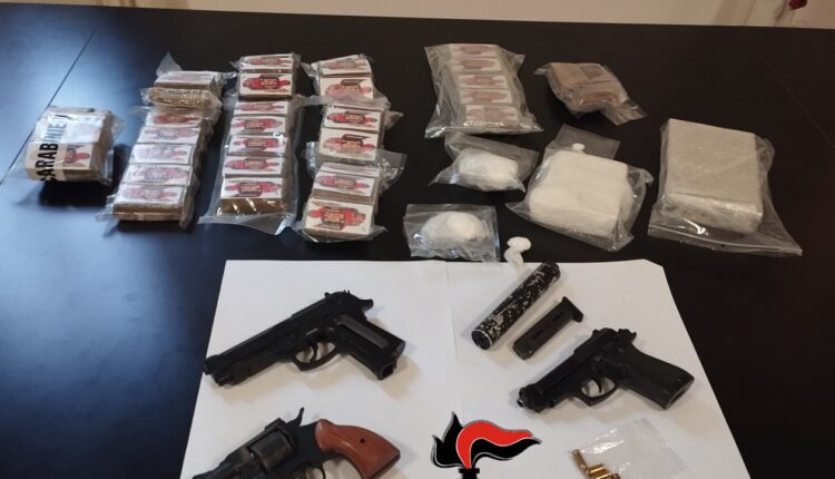 Trapani, finta consegna di pizze: Nascondeva 6 kg di droga e una pistola, 3 arresti