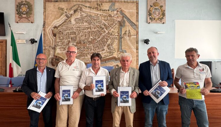 Pesaro celebra le auto d’epoca: torna “Epoca by Night – Italiani in auto” con 75 veicoli storici e giovani piloti