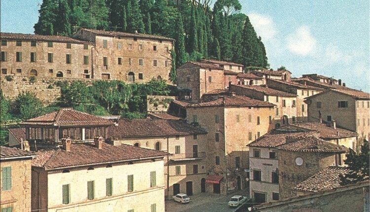 Cetona, ritrova la sua storia: Riposizionata la storica scritta del 1860 “CARABINIERI” sulla facciata della caserma