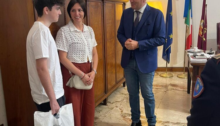 Lorenzo, 16 anni e un sogno: diventare poliziotto. La sua visita commuove la Questura di Roma