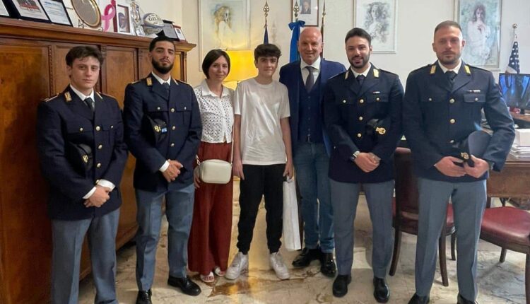 Lorenzo, 16 anni e un sogno: diventare poliziotto. La sua visita commuove la Questura di Roma