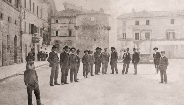 Cetona, ritrova la sua storia: Riposizionata la storica scritta del 1860 “CARABINIERI” sulla facciata della caserma