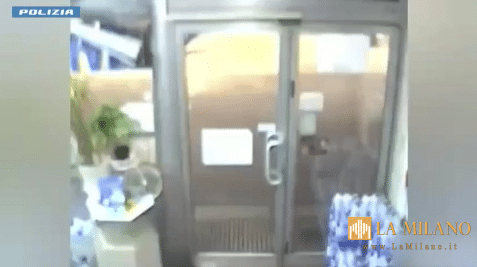 Torino: rapina a mano armata in distributore di carburanti, due arresti della polizia.