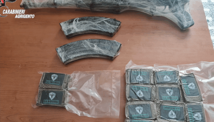 Agrigento: perquisizioni antimafia, trovato kalashnikov, droga e oltre 40mila euro in contanti.