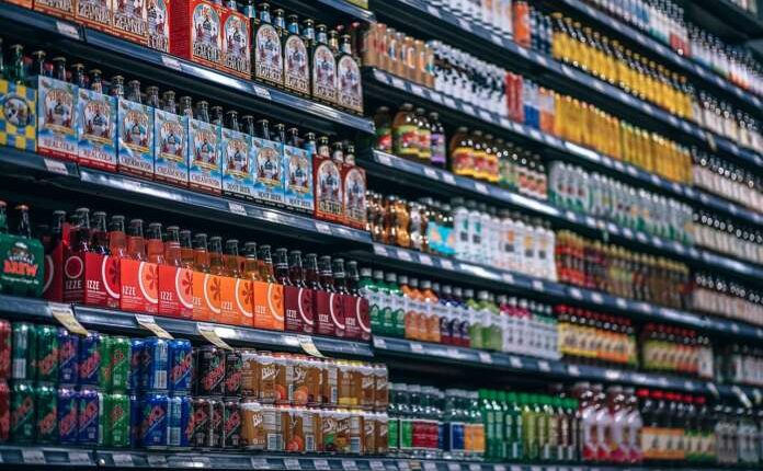 Rimini: ruba alcolici e aggredisce il titolare del supermercato.