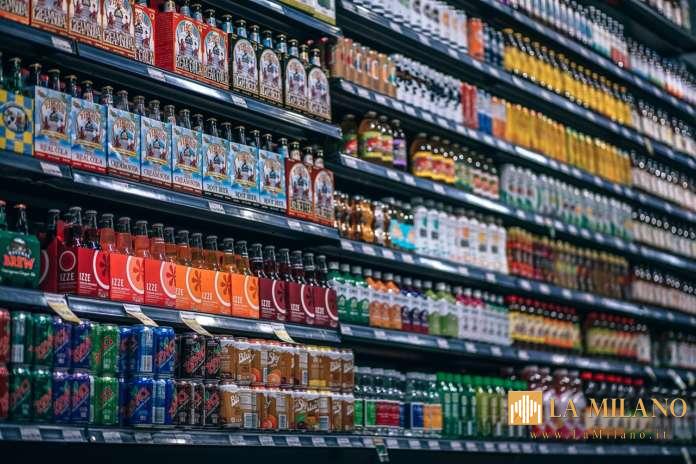 Rimini: ruba alcolici e aggredisce il titolare del supermercato.