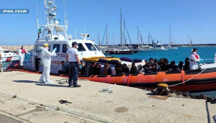 Pozzallo: arrestati tre scafisti bangladesi per favoreggiamento dell’immigrazione clandestina.
