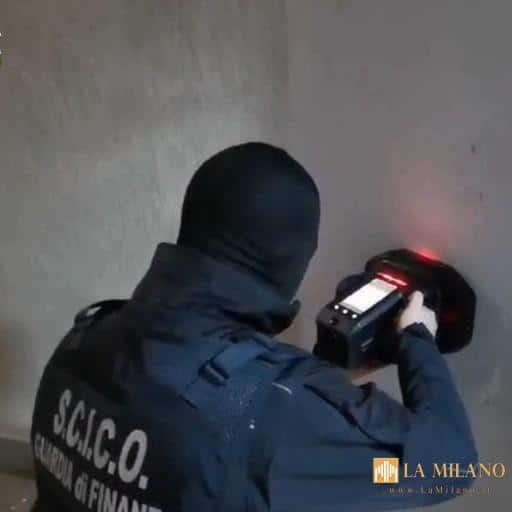 Brescia: estradato dagli Emirati Arabi latitante albanese per traffico internazionale di droga.