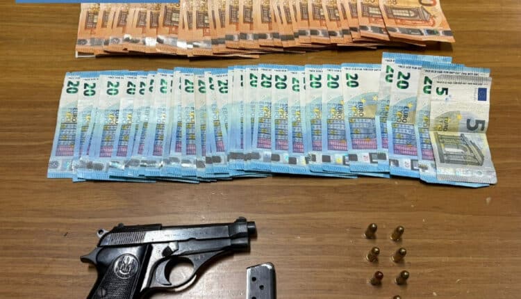 Napoli, trovati in possesso di una pistola e 2.500 euro: Arrestati due giovani in moto