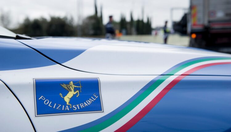 Venezia, arrestati tre “turisti” per furti nelle aeree di servizio in autostrada: usavano un jammer per derubare gli automobilisti in sosta