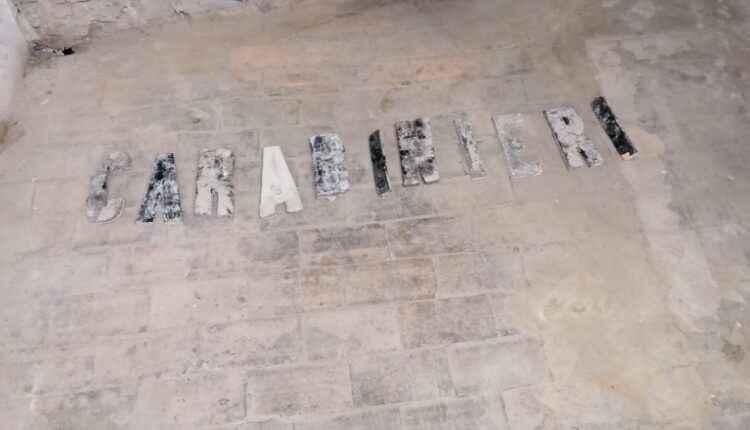 Cetona, ritrova la sua storia: Riposizionata la storica scritta del 1860 “CARABINIERI” sulla facciata della caserma