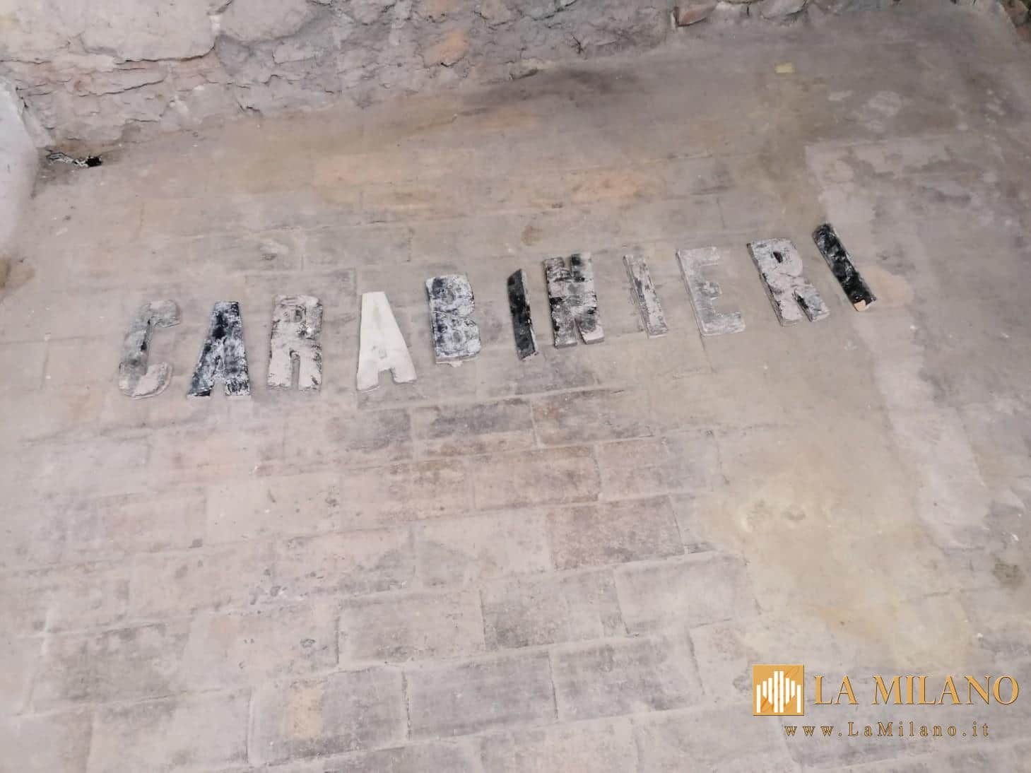 Cetona, ritrova la sua storia: Riposizionata la storica scritta del 1860 “CARABINIERI” sulla facciata della caserma