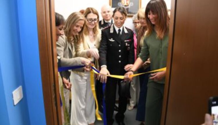 Rho, inaugurata “Una stanza tutta per sé”: uno spazio protetto per vittime di violenza nella caserma dei Carabinieri