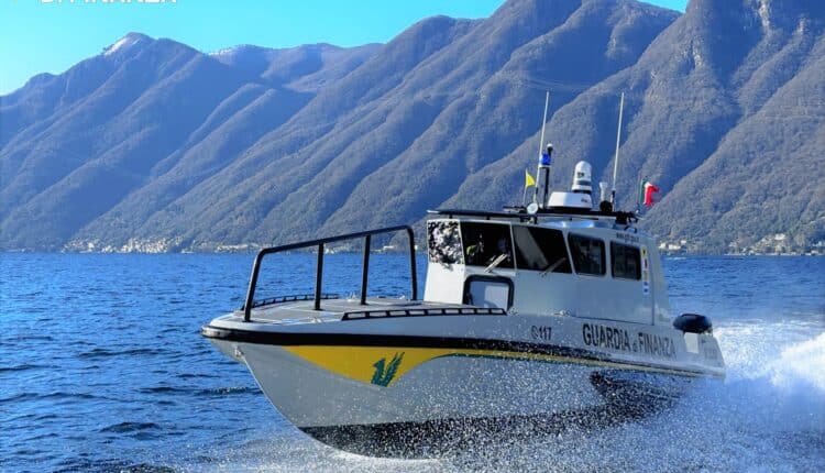 Guardia di Finanza soccorre un natante in avaria nel Lago di Como