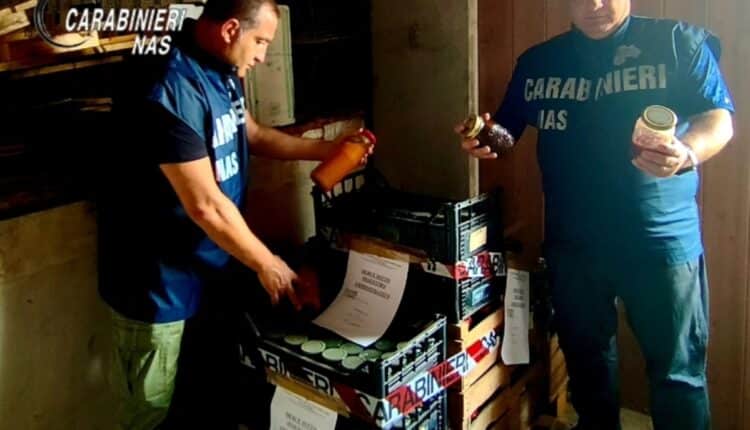 Bologna, blitz dei NAS: conserve a rischio botulino sequestrate 674 kg di prodotti in azienda agricola