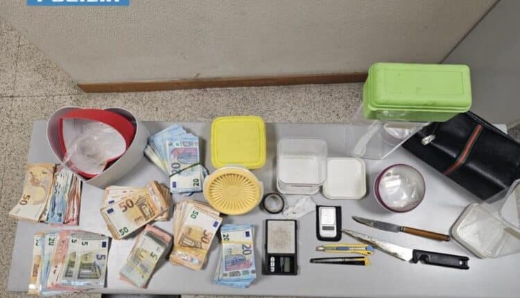 Droga nascosta nel frigo e sotto al gazebo: arrestati padre e figlio a Brindisi